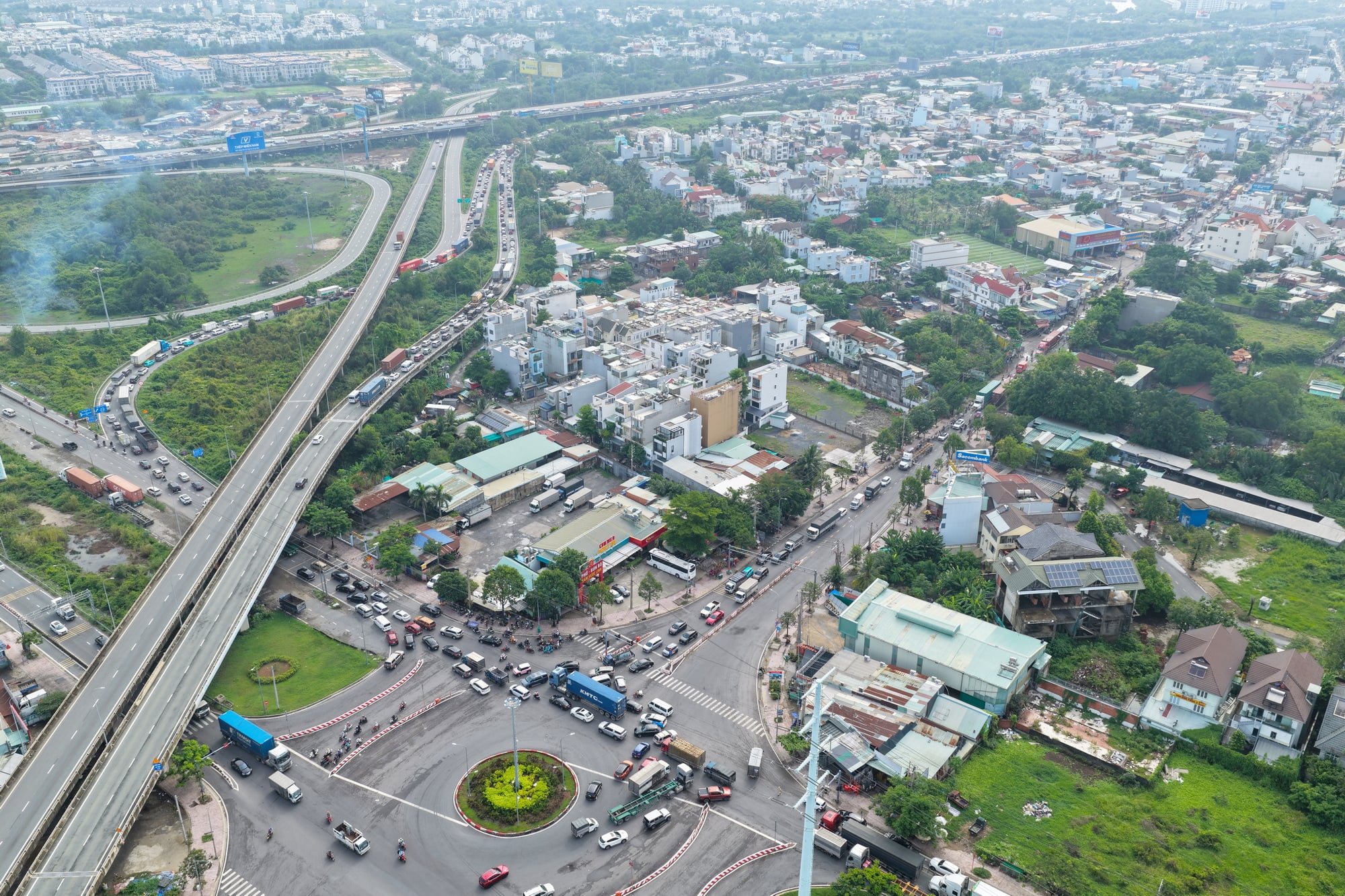 Cận cảnh ùn ứ khoảng 8 km sau tai nạn liên hoàn trên cao tốc TP HCM - Long Thành - Dầu Giây- Ảnh 7. Cận cảnh ùn ứ khoảng 8 km sau tai nạn liên hoàn trên cao tốc TP HCM - Long Thành - Dầu Giây- Ảnh 7.