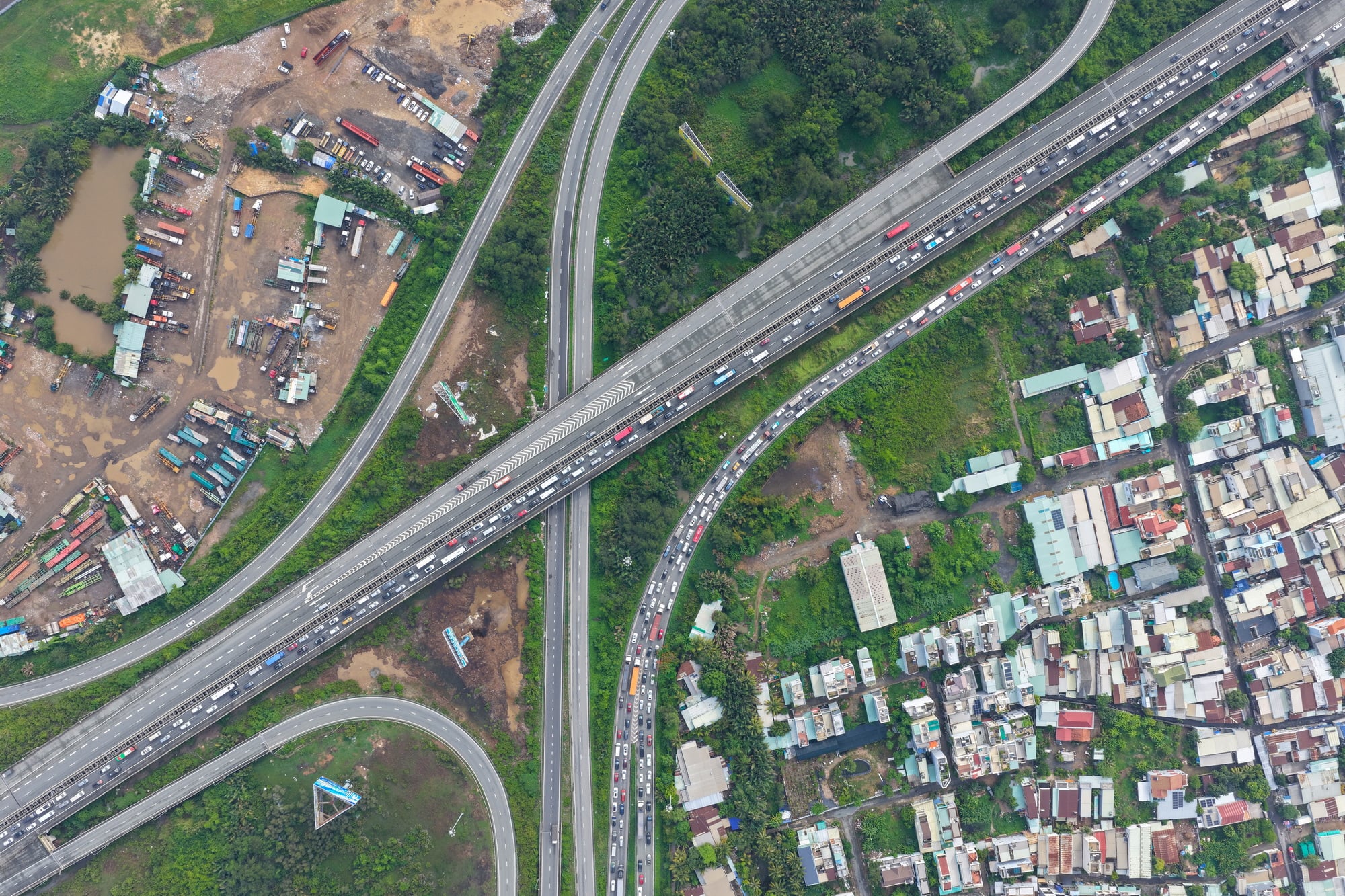 Cận cảnh ùn ứ khoảng 8 km sau tai nạn liên hoàn trên cao tốc TP HCM - Long Thành - Dầu Giây- Ảnh 8. Cận cảnh ùn ứ khoảng 8 km sau tai nạn liên hoàn trên cao tốc TP HCM - Long Thành - Dầu Giây- Ảnh 8.