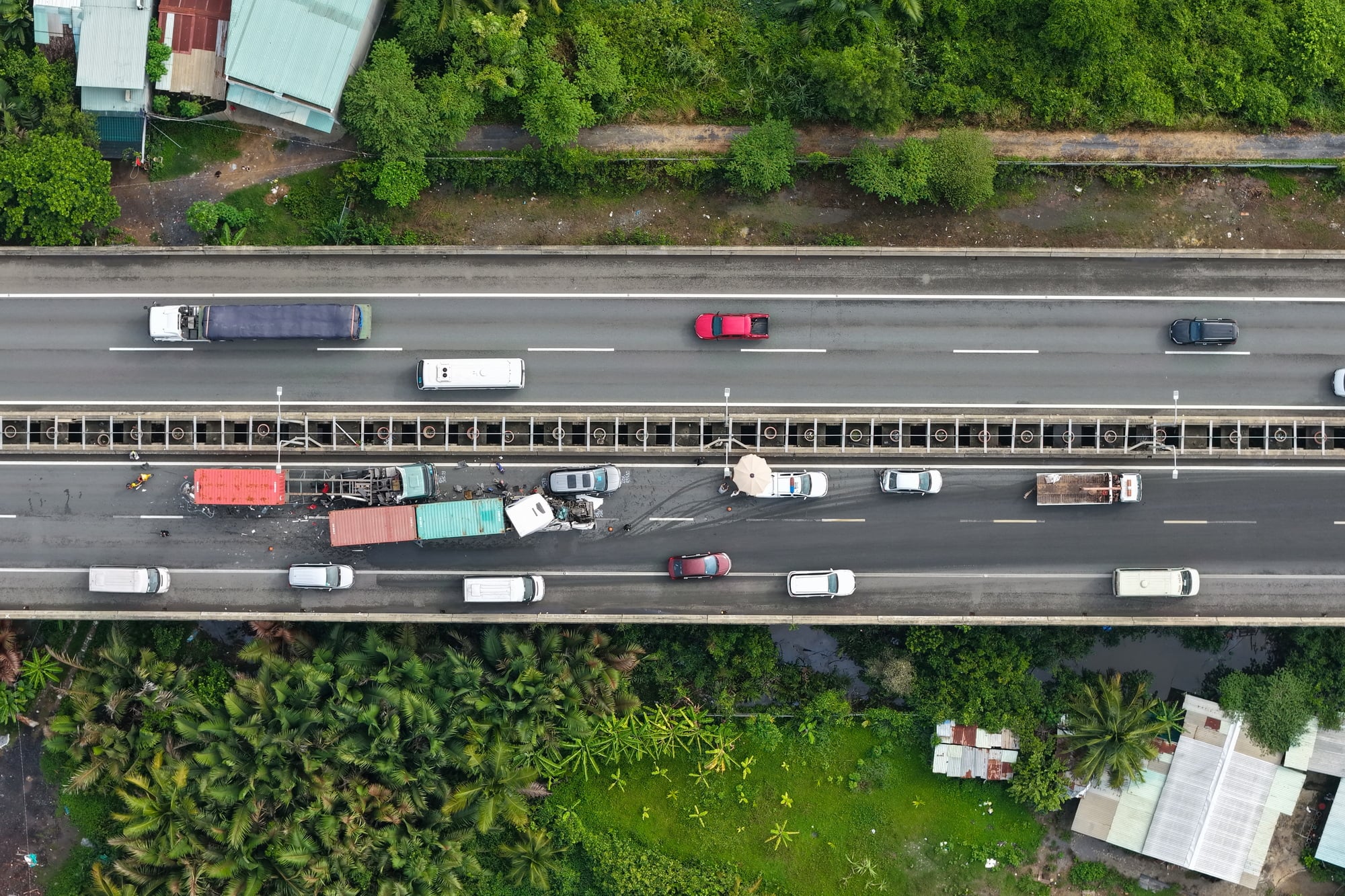 Cận cảnh ùn ứ khoảng 8 km sau tai nạn liên hoàn trên cao tốc TP HCM - Long Thành - Dầu Giây- Ảnh 4. Cận cảnh ùn ứ khoảng 8 km sau tai nạn liên hoàn trên cao tốc TP HCM - Long Thành - Dầu Giây- Ảnh 4.
