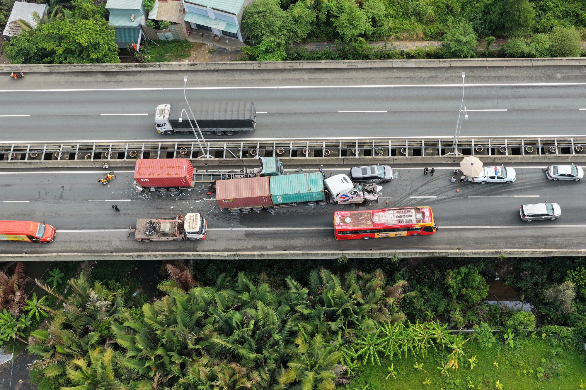 Cận cảnh ùn ứ khoảng 8 km sau tai nạn liên hoàn trên cao tốc TP HCM - Long Thành - Dầu Giây- Ảnh 1. Cận cảnh ùn ứ khoảng 8 km sau tai nạn liên hoàn trên cao tốc TP HCM - Long Thành - Dầu Giây- Ảnh 1.