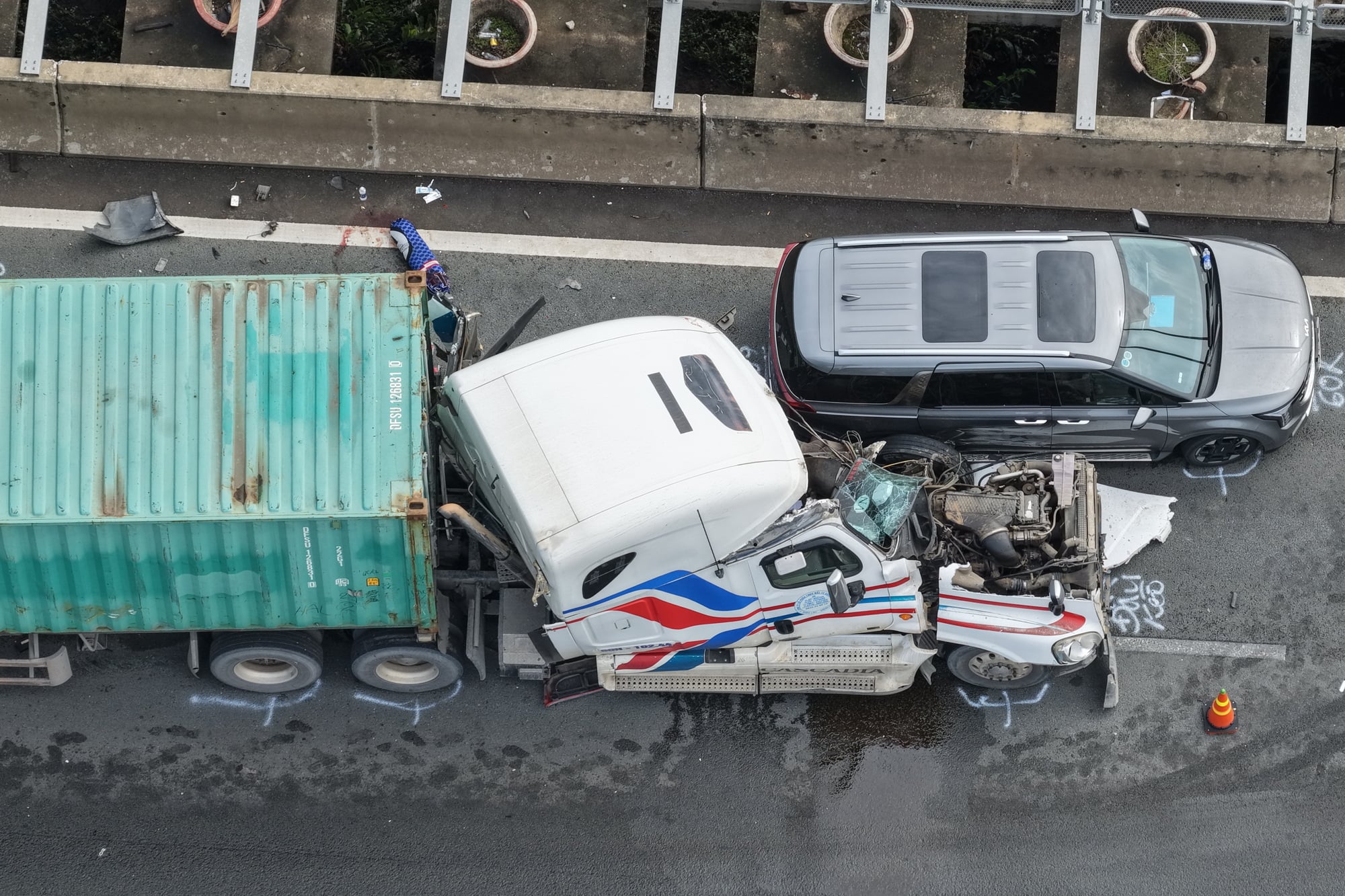Cận cảnh ùn ứ khoảng 8 km sau tai nạn liên hoàn trên cao tốc TP HCM - Long Thành - Dầu Giây- Ảnh 9. Cận cảnh ùn ứ khoảng 8 km sau tai nạn liên hoàn trên cao tốc TP HCM - Long Thành - Dầu Giây- Ảnh 9.