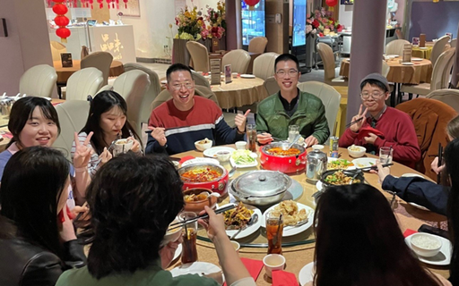 Đi họp lớp, CEO nói dối chỉ là 1 nhân viên văn phòng: Về nhà, tôi đơ người với dòng tin nhắn vỏn vẹn 4 câu, cả đời không quên- Ảnh 1. Đi họp lớp, CEO nói dối chỉ là 1 nhân viên văn phòng: Về nhà, tôi đơ người với dòng tin nhắn vỏn vẹn 4 câu, cả đời không quên- Ảnh 1.