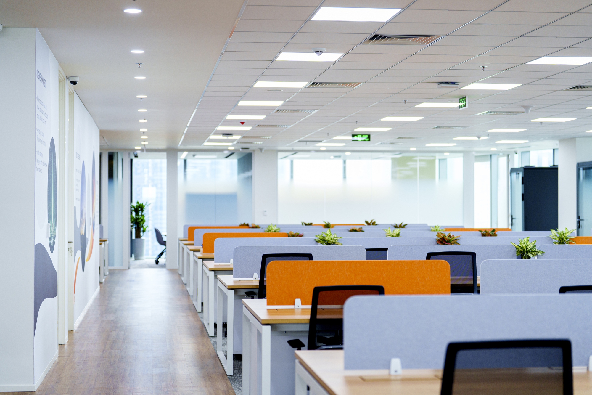 Xiaomi mở văn phòng 1.000m² giữa trung tâm TP.HCM đúng thời điểm đón tin vui doanh số: Smartphone chiếm gần 20% thị phần, TV bán 150.000 chiếc/12 tháng- Ảnh 1.