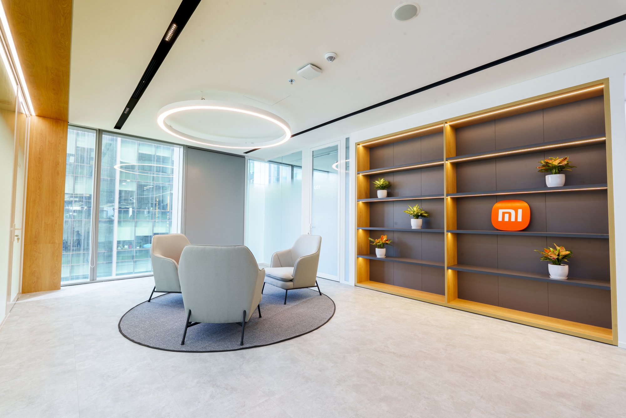 Xiaomi mở văn phòng 1.000m² giữa trung tâm TP.HCM đúng thời điểm đón tin vui doanh số: Smartphone chiếm gần 20% thị phần, TV bán 150.000 chiếc/12 tháng- Ảnh 5.