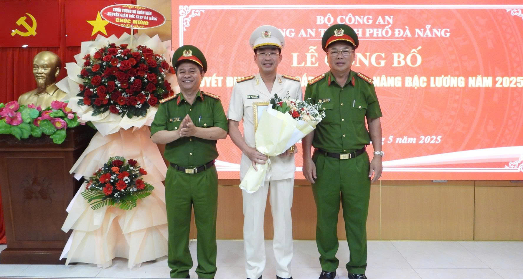 Thăng hàm trước hạn với lãnh đạo phụ trách Công an Đà Nẵng- Ảnh 1. Thăng hàm trước hạn với lãnh đạo phụ trách Công an Đà Nẵng- Ảnh 1.