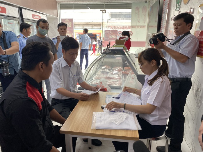 Kiểm tra cửa hàng của C.P. Việt Nam bị "tố" bán thịt heo bệnh, hé lộ kết quả- Ảnh 1. Kiểm tra cửa hàng của C.P. Việt Nam bị "tố" bán thịt heo bệnh, hé lộ kết quả- Ảnh 1.