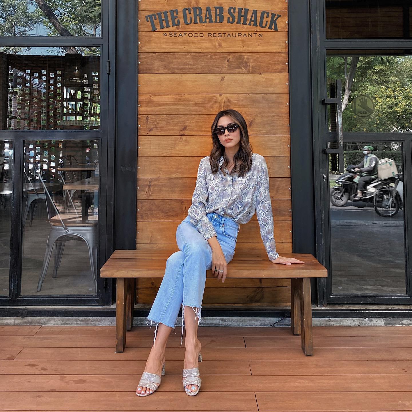 Mặc đồ họa tiết điệu nghệ như Tăng Thanh Hà: Vẻ ngoài rất nổi bật nhưng cũng đầy sang trọng- Ảnh 8. Mặc đồ họa tiết điệu nghệ như Tăng Thanh Hà: Vẻ ngoài rất nổi bật nhưng cũng đầy sang trọng- Ảnh 8.