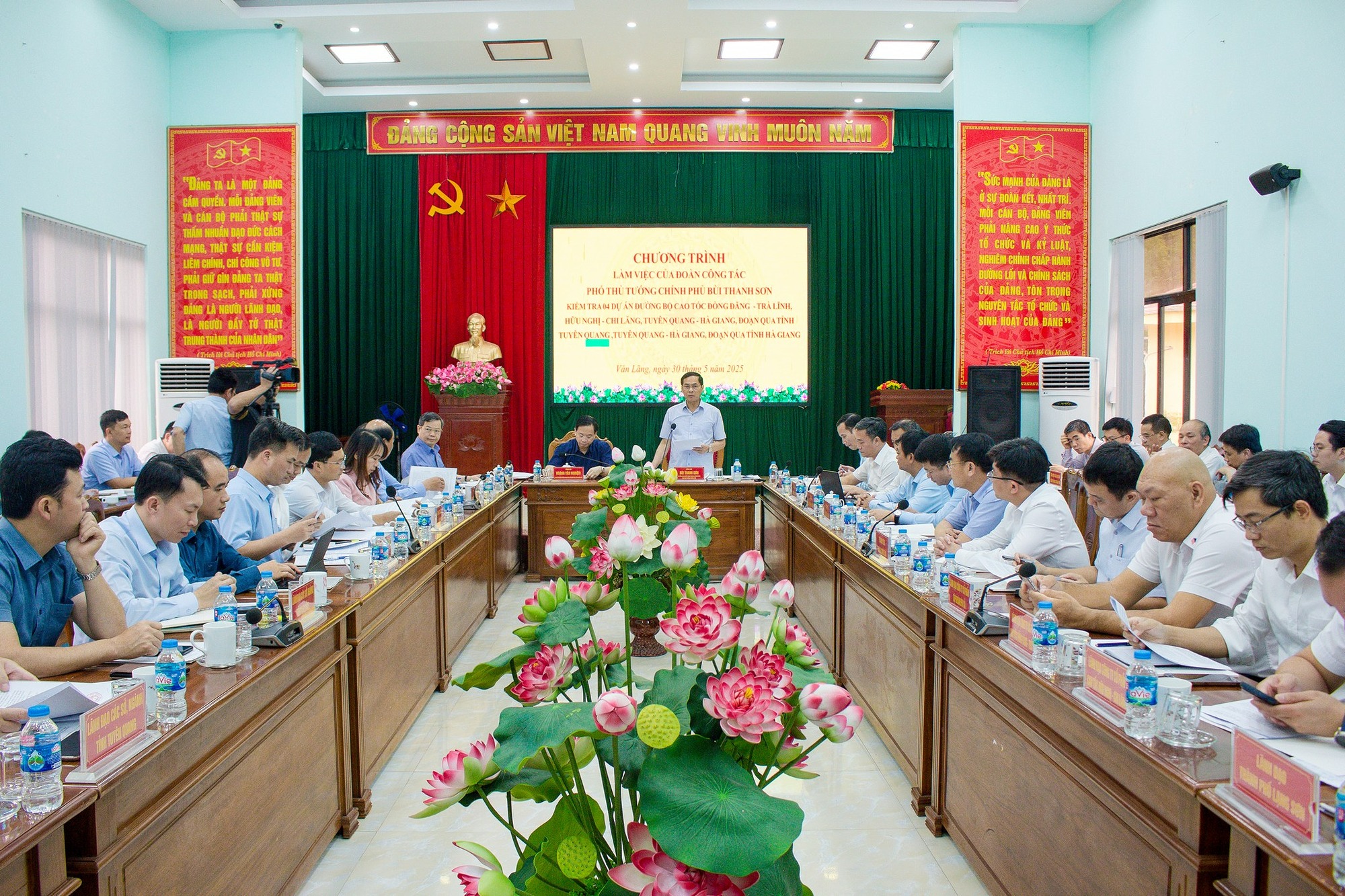 Thi công 2 tuyến cao tốc nghìn tỷ, Đèo Cả chỉ ra thách thức lớn trước mục tiêu thông tuyến năm 2025- Ảnh 2. Thi công 2 tuyến cao tốc nghìn tỷ, Đèo Cả chỉ ra thách thức lớn trước mục tiêu thông tuyến năm 2025- Ảnh 2.