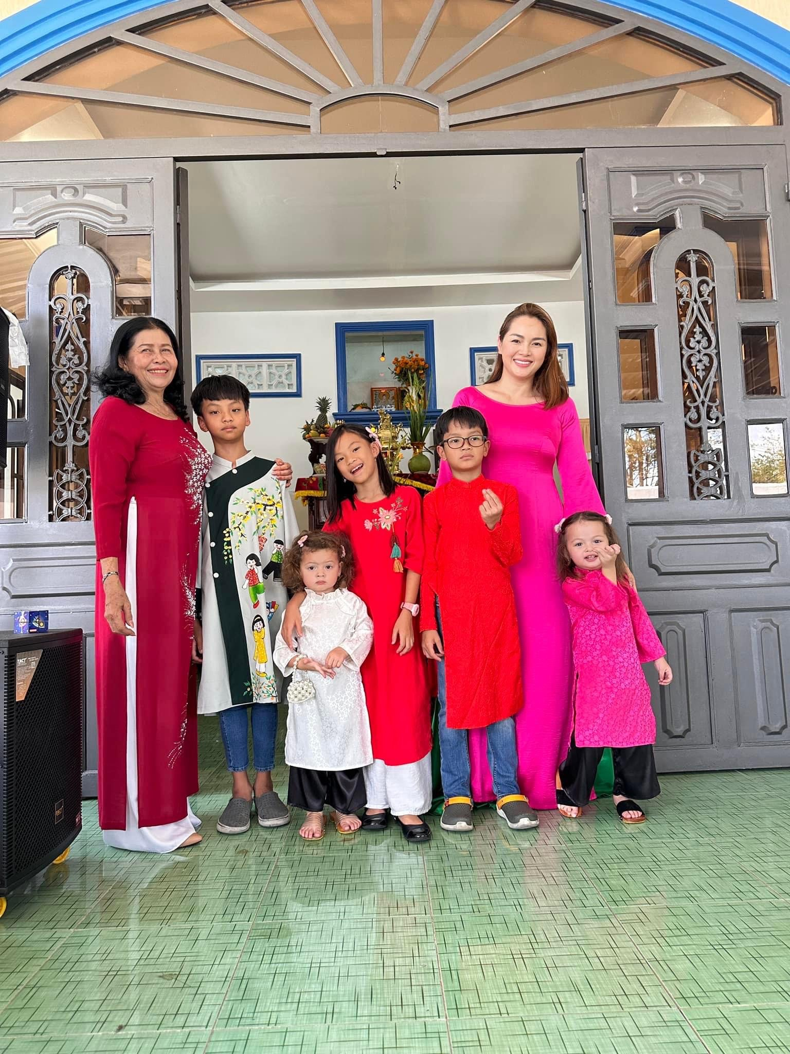 Nàng hậu nghiện con: Làm mẹ đơn thân của 5 nhóc tỳ, bí mật kết hôn ở Mỹ- Ảnh 3. Nàng hậu nghiện con: Làm mẹ đơn thân của 5 nhóc tỳ, bí mật kết hôn ở Mỹ- Ảnh 3.