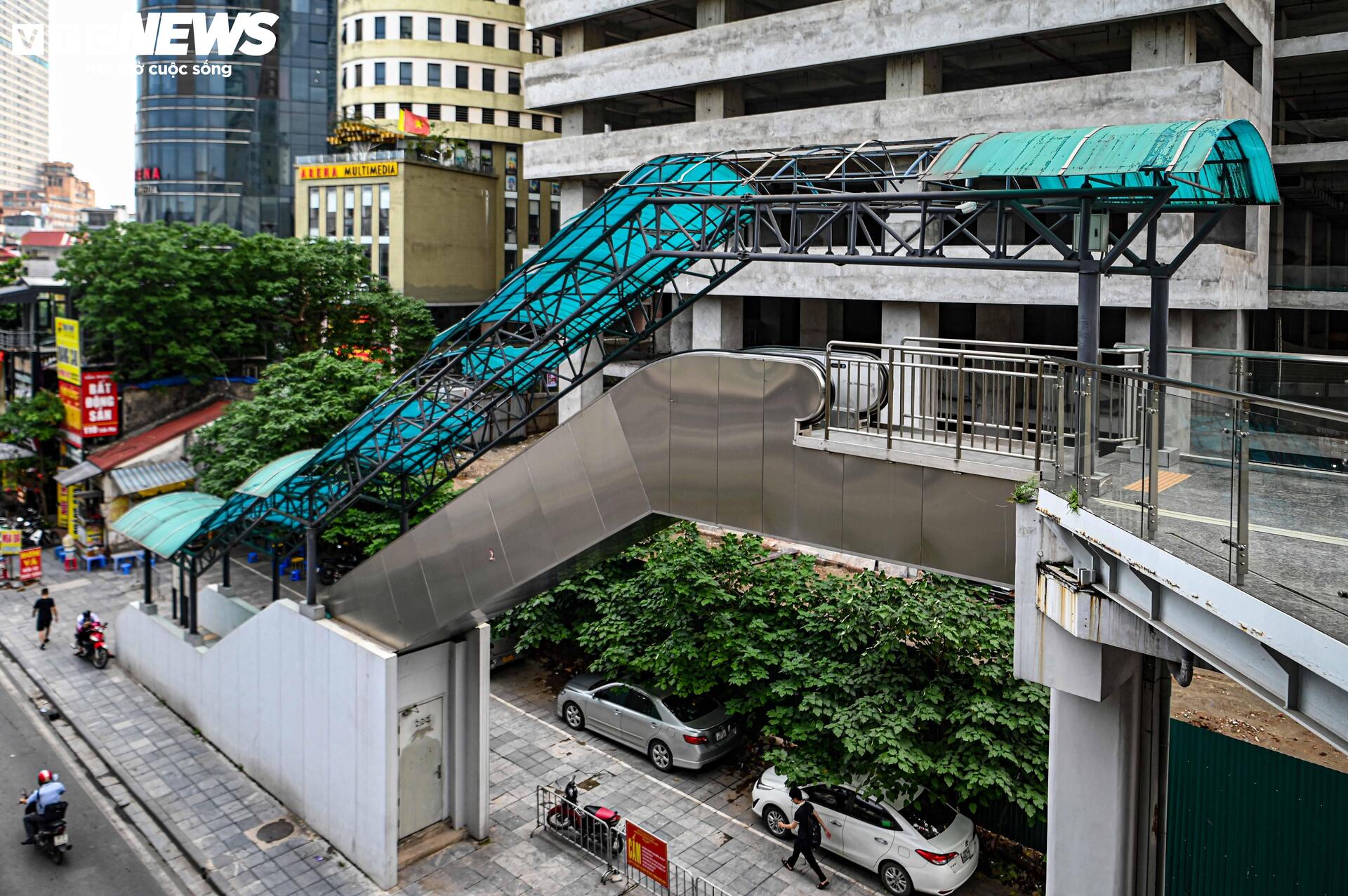 Kính lan can nứt vỡ, mái che thủng mảng lớn ở ga đường sắt Cát Linh - Hà Đông- Ảnh 5. Kính lan can nứt vỡ, mái che thủng mảng lớn ở ga đường sắt Cát Linh - Hà Đông- Ảnh 5.