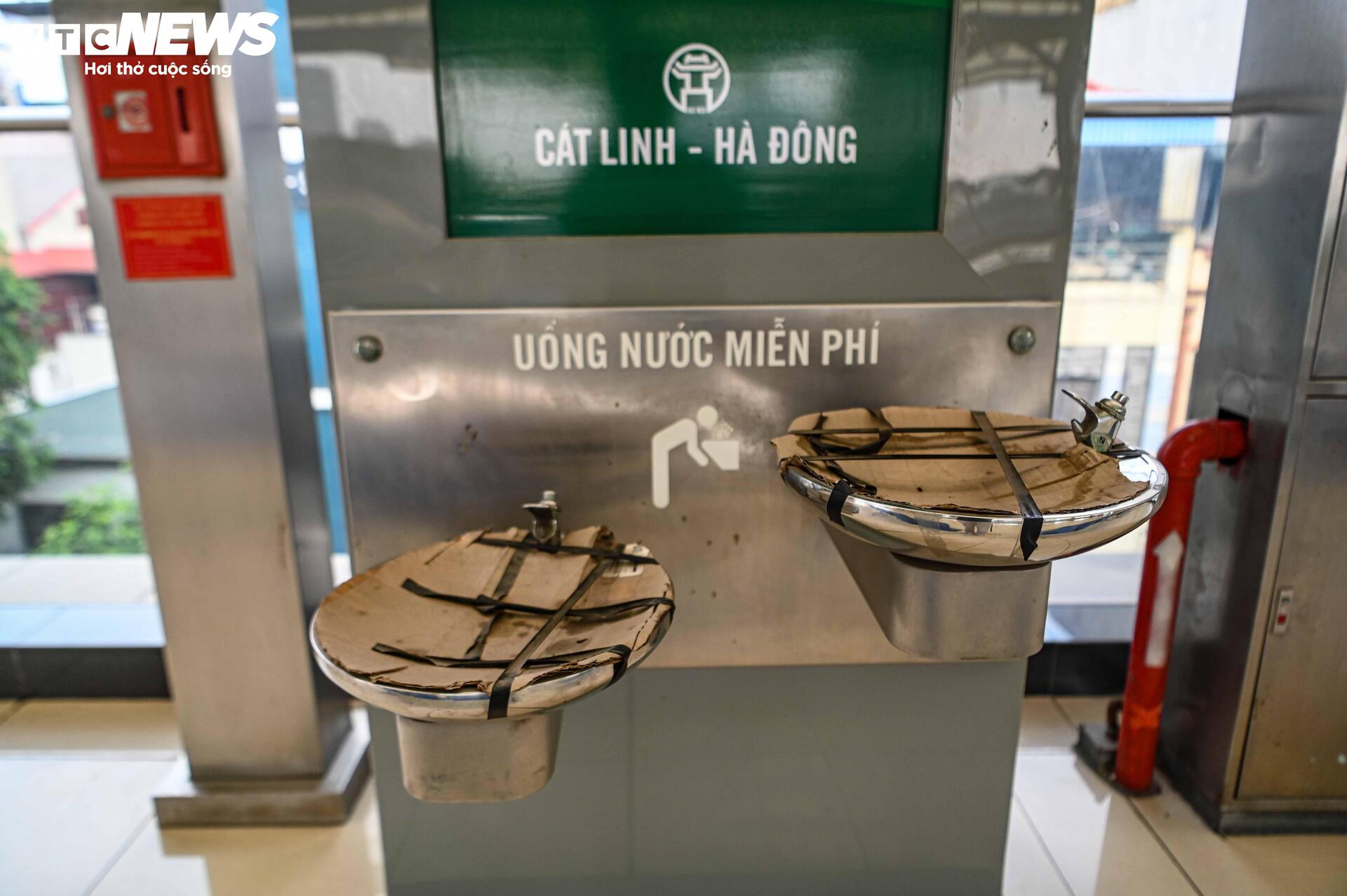 Kính lan can nứt vỡ, mái che thủng mảng lớn ở ga đường sắt Cát Linh - Hà Đông- Ảnh 8. Kính lan can nứt vỡ, mái che thủng mảng lớn ở ga đường sắt Cát Linh - Hà Đông- Ảnh 8.
