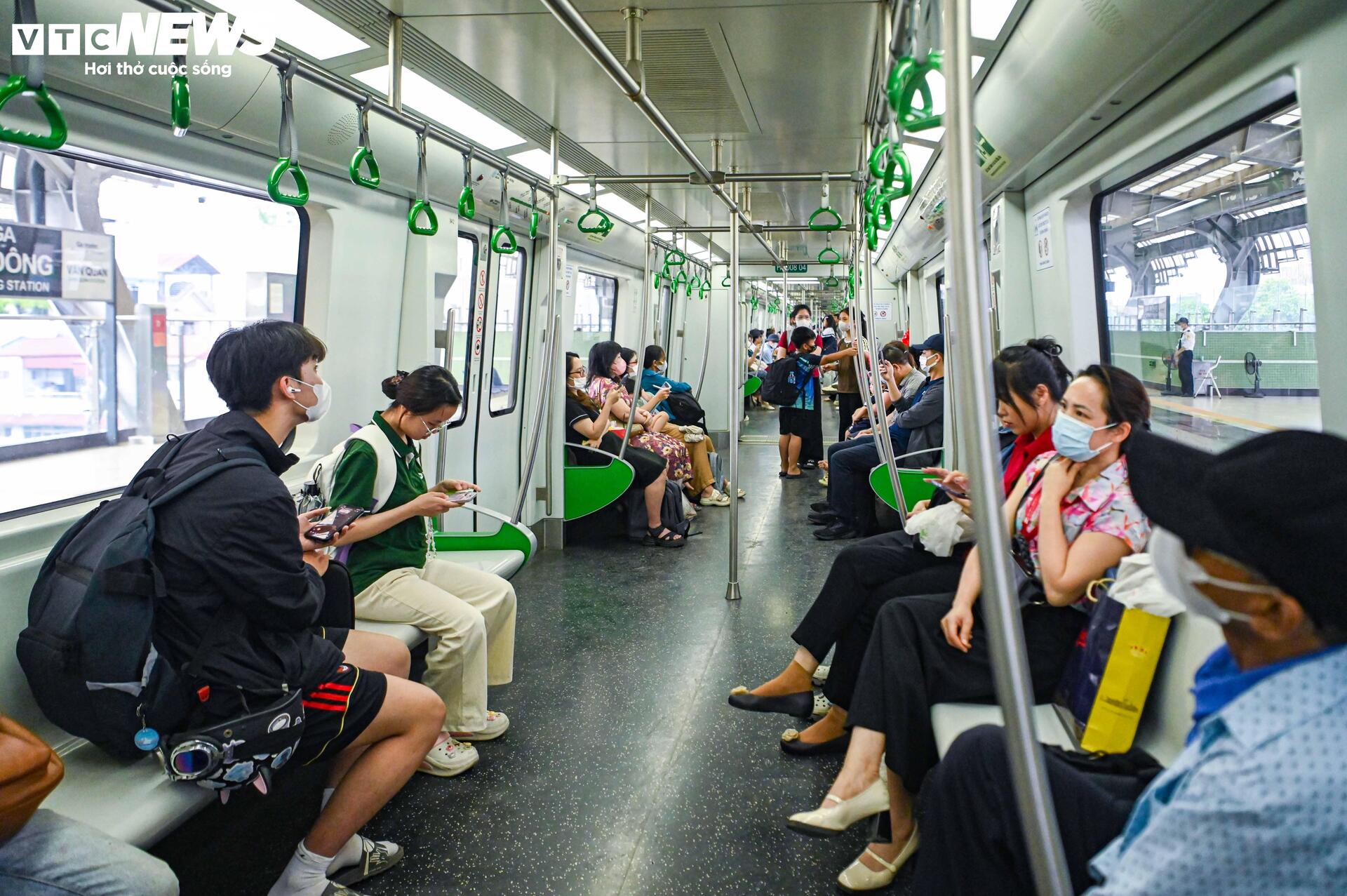 Kính lan can nứt vỡ, mái che thủng mảng lớn ở ga đường sắt Cát Linh - Hà Đông- Ảnh 11. Kính lan can nứt vỡ, mái che thủng mảng lớn ở ga đường sắt Cát Linh - Hà Đông- Ảnh 11.