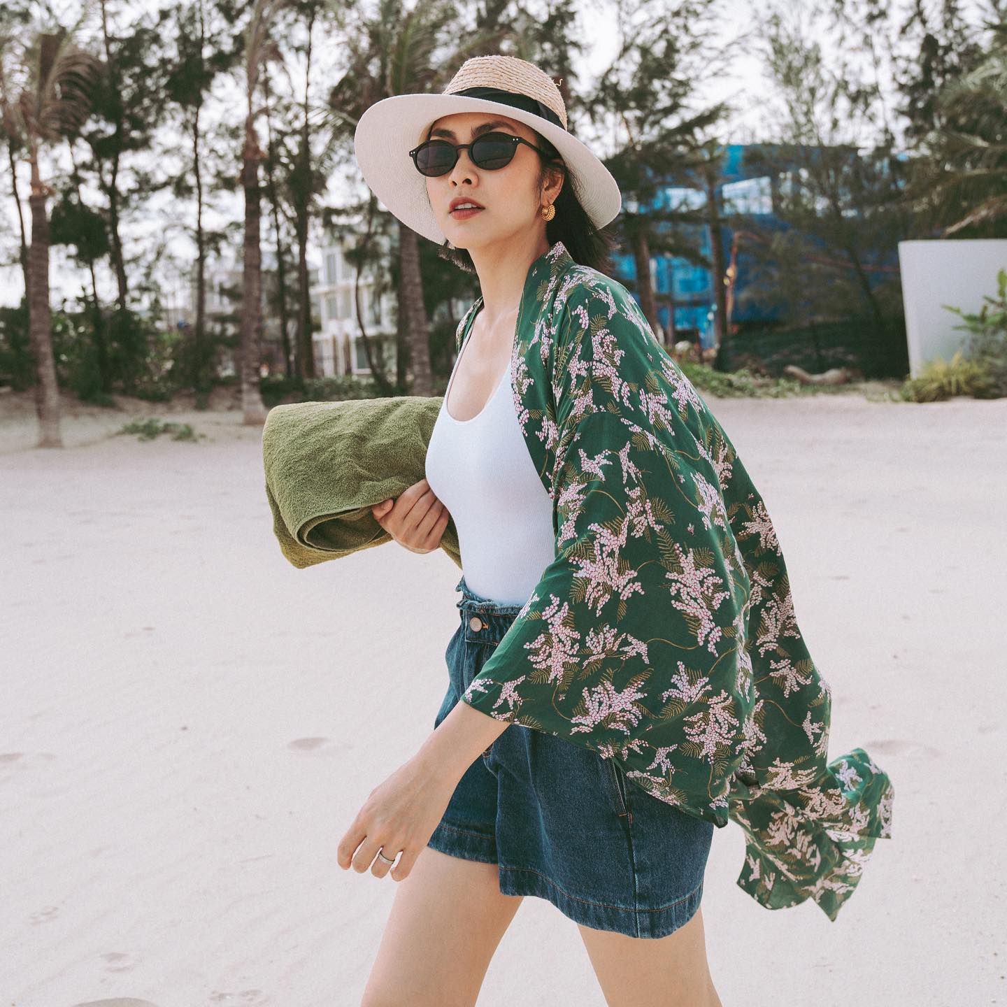Mặc đồ họa tiết điệu nghệ như Tăng Thanh Hà: Vẻ ngoài rất nổi bật nhưng cũng đầy sang trọng- Ảnh 7. Mặc đồ họa tiết điệu nghệ như Tăng Thanh Hà: Vẻ ngoài rất nổi bật nhưng cũng đầy sang trọng- Ảnh 7.