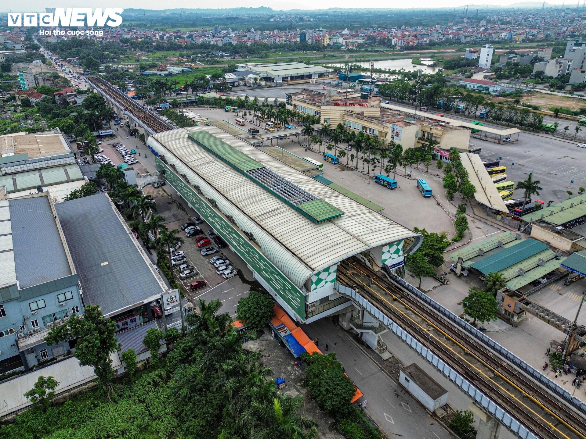 Kính lan can nứt vỡ, mái che thủng mảng lớn ở ga đường sắt Cát Linh - Hà Đông- Ảnh 1. Kính lan can nứt vỡ, mái che thủng mảng lớn ở ga đường sắt Cát Linh - Hà Đông- Ảnh 1.