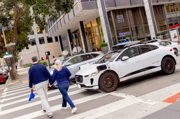 Ngày tàn nghề lái taxi: Dự án robotaxi của Google vượt mặt Tesla, đạt 10 triệu lượt đặt khiến Elon Musk phải cay cú, ngành gọi xe đang sắp có ‘bão’- Ảnh 4.