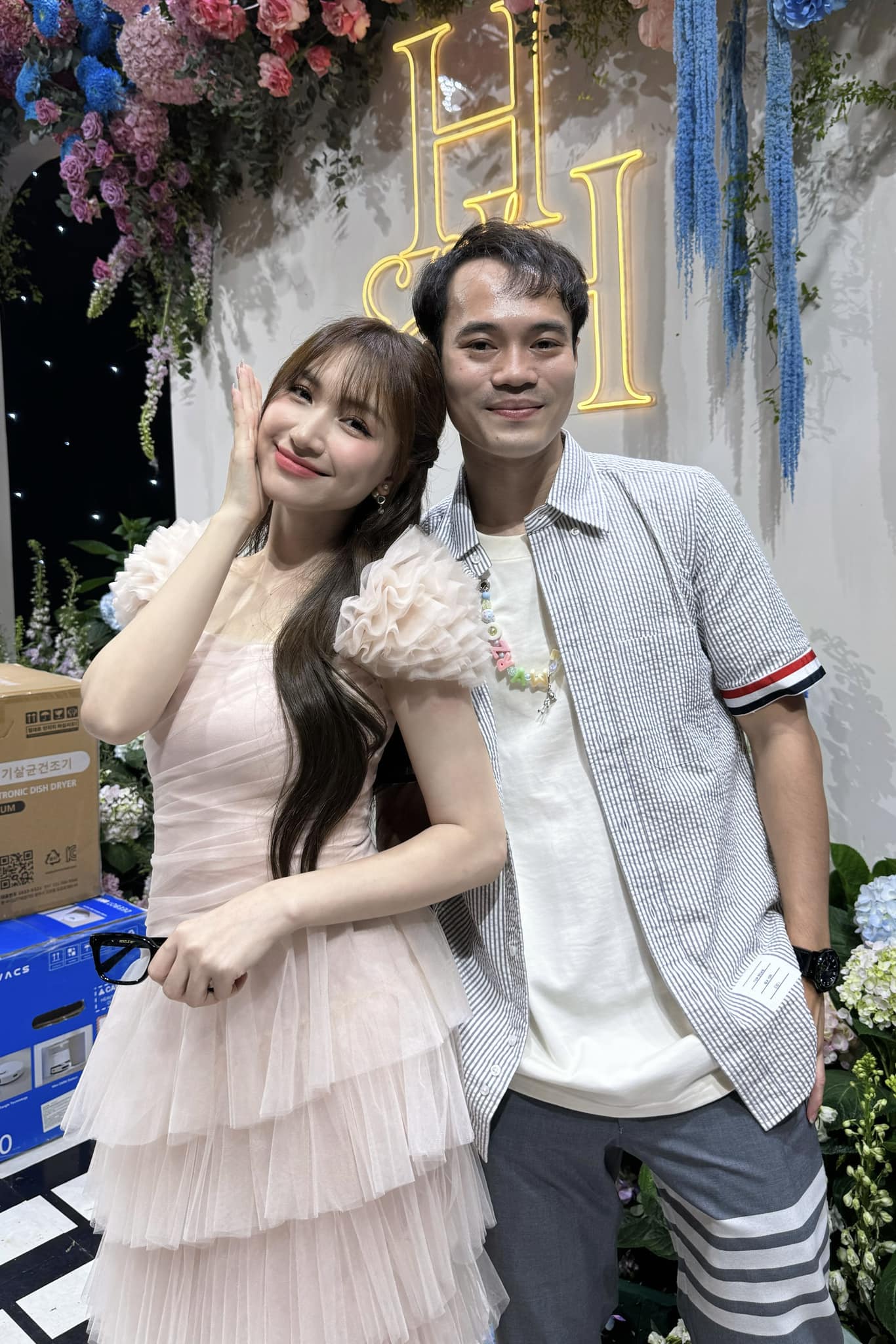 Hoà Minzy gây sốc vì nợ Văn Toàn tiền tỉ, xin trừ nợ theo cách “oái ăm” khiến chàng cầu thủ suýt ngất- Ảnh 4. Hoà Minzy gây sốc vì nợ Văn Toàn tiền tỉ, xin trừ nợ theo cách “oái ăm” khiến chàng cầu thủ suýt ngất- Ảnh 4.