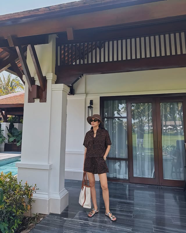 Mặc đồ họa tiết điệu nghệ như Tăng Thanh Hà: Vẻ ngoài rất nổi bật nhưng cũng đầy sang trọng- Ảnh 2. Mặc đồ họa tiết điệu nghệ như Tăng Thanh Hà: Vẻ ngoài rất nổi bật nhưng cũng đầy sang trọng- Ảnh 2.
