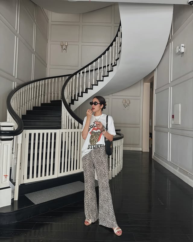 Mặc đồ họa tiết điệu nghệ như Tăng Thanh Hà: Vẻ ngoài rất nổi bật nhưng cũng đầy sang trọng- Ảnh 1. Mặc đồ họa tiết điệu nghệ như Tăng Thanh Hà: Vẻ ngoài rất nổi bật nhưng cũng đầy sang trọng- Ảnh 1.