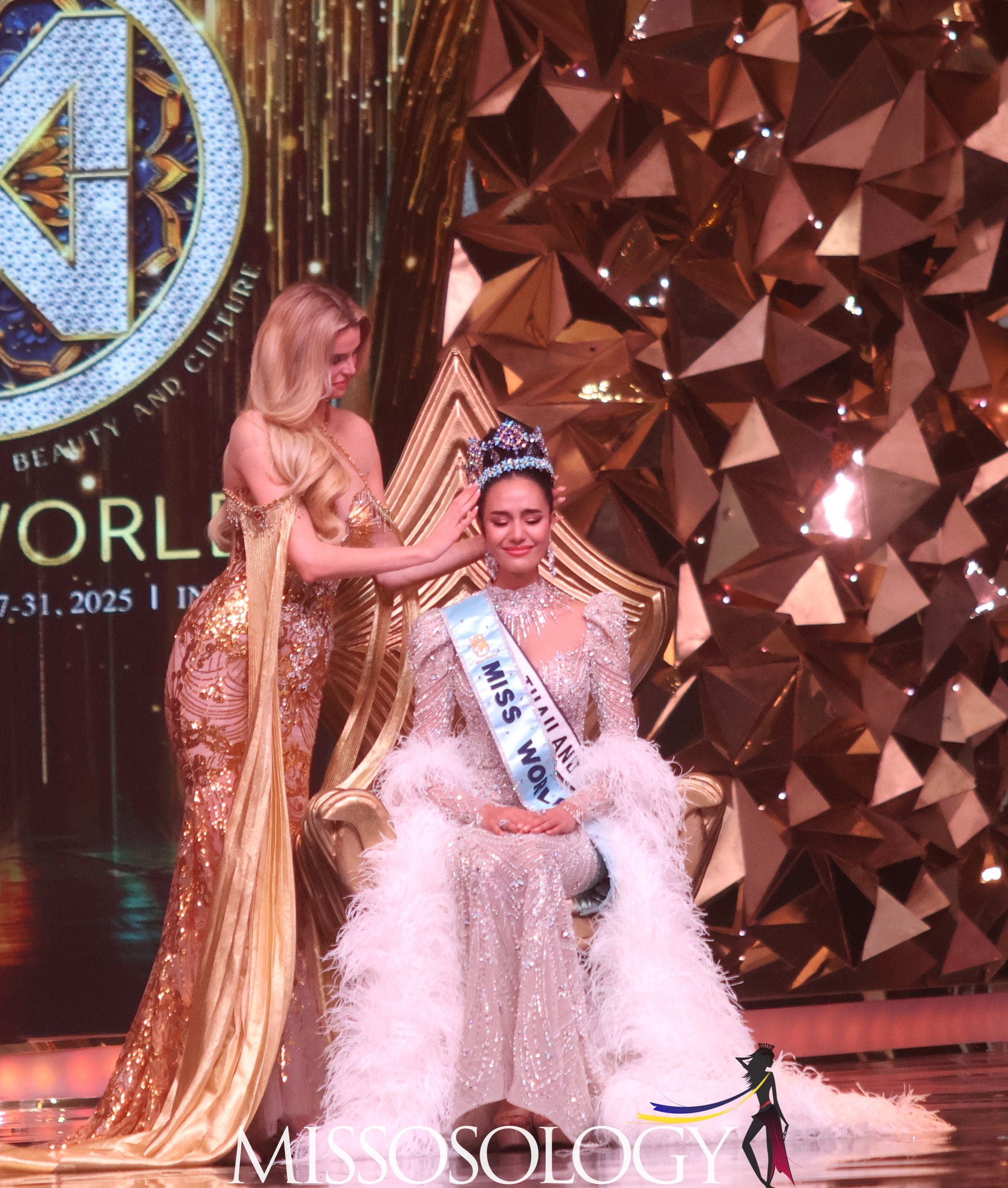 Hoa hậu Thái Lan vừa đăng quang Miss World: Bị Miss Universe tước danh hiệu, "check var" profile lẫn mặt mộc mới sốc- Ảnh 1. Hoa hậu Thái Lan vừa đăng quang Miss World: Bị Miss Universe tước danh hiệu, "check var" profile lẫn mặt mộc mới sốc- Ảnh 1.
