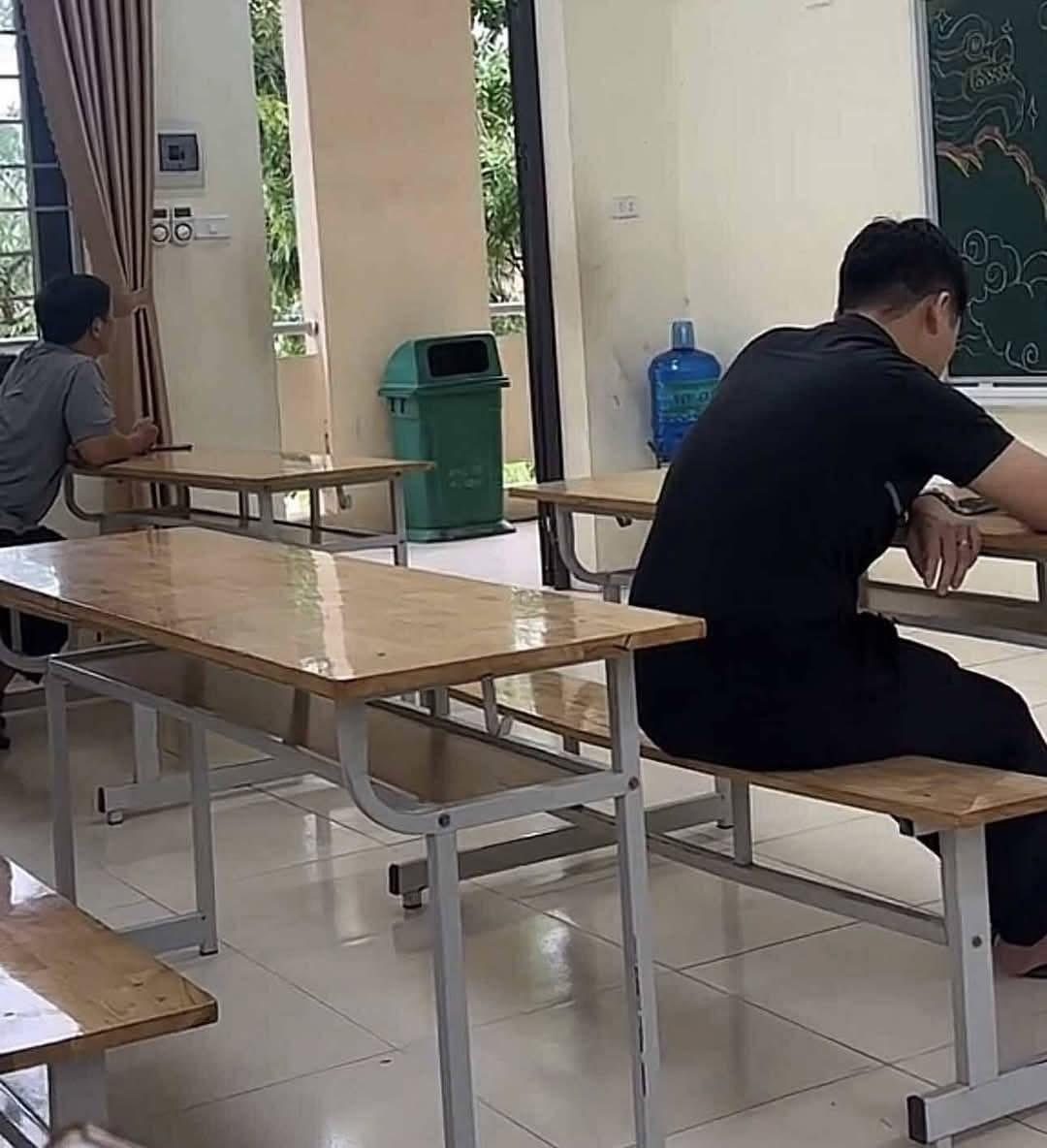 Có một kiểu đi họp phụ huynh rất tịnh tâm, cho đến khi nhận bảng điểm: Khoảnh khắc "buông bỏ" khiến ai cũng đồng cảm- Ảnh 1. Có một kiểu đi họp phụ huynh rất tịnh tâm, cho đến khi nhận bảng điểm: Khoảnh khắc "buông bỏ" khiến ai cũng đồng cảm- Ảnh 1.