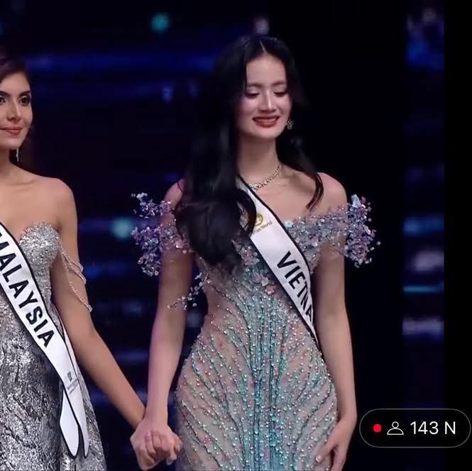 Trực tiếp Chung kết Miss World 2025: Hoa hậu Ý Nhi dừng chân trước top 20, biểu cảm trên sân khấu gây chú ý- Ảnh 4. Trực tiếp Chung kết Miss World 2025: Hoa hậu Ý Nhi dừng chân trước top 20, biểu cảm trên sân khấu gây chú ý- Ảnh 4.