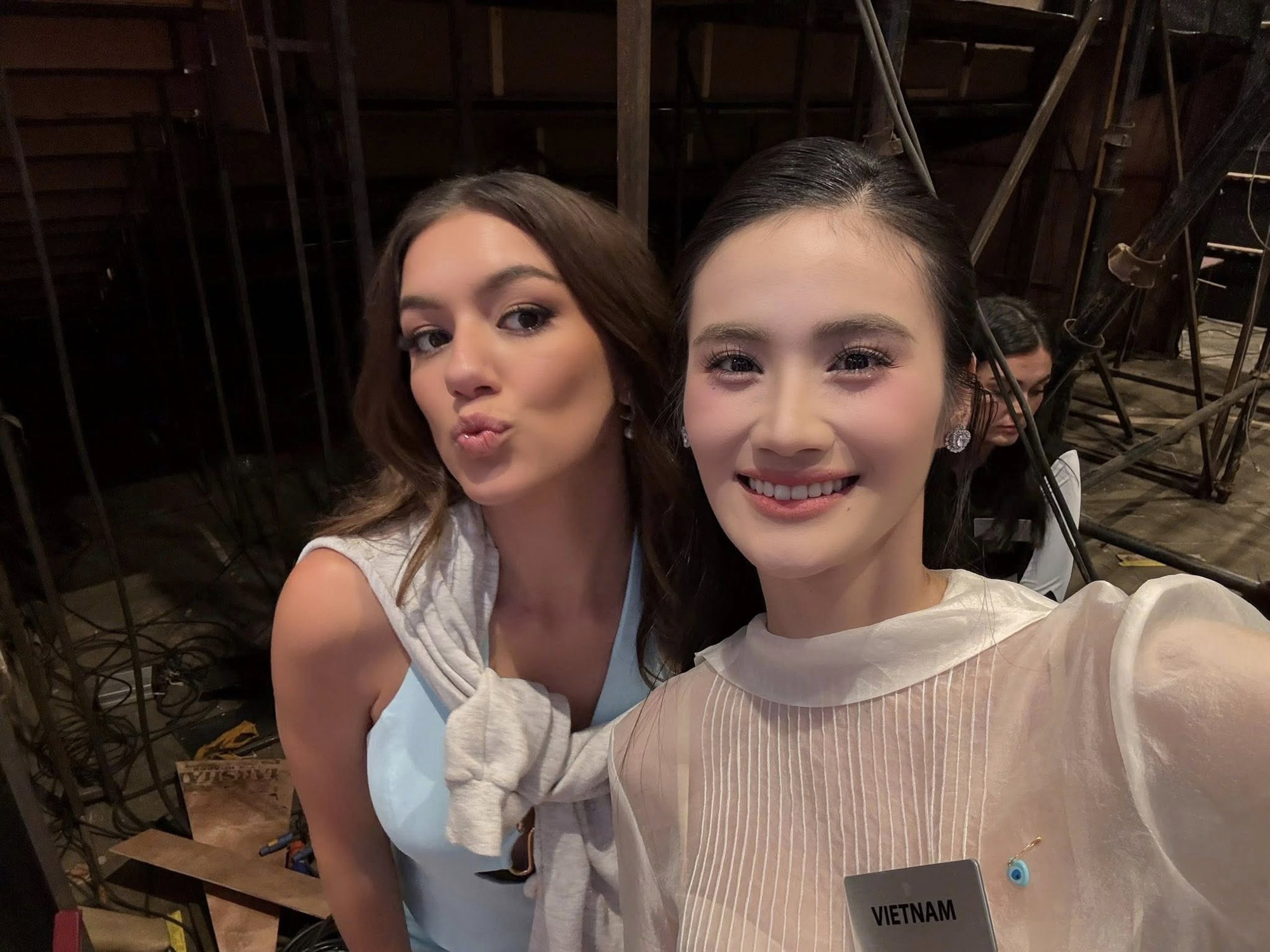 Trực tiếp Chung kết Miss World 2025: Hoa hậu Ý Nhi dừng chân trước top 20, biểu cảm trên sân khấu gây chú ý- Ảnh 23. Trực tiếp Chung kết Miss World 2025: Hoa hậu Ý Nhi dừng chân trước top 20, biểu cảm trên sân khấu gây chú ý- Ảnh 23.