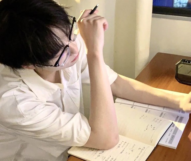 Nam sinh 16 tuổi đã hói nửa đầu vì 1 thói quen khi ngủ người càng trẻ tuổi càng dễ “sa vào bẫy”- Ảnh 2. Nam sinh 16 tuổi đã hói nửa đầu vì 1 thói quen khi ngủ người càng trẻ tuổi càng dễ “sa vào bẫy”- Ảnh 2.