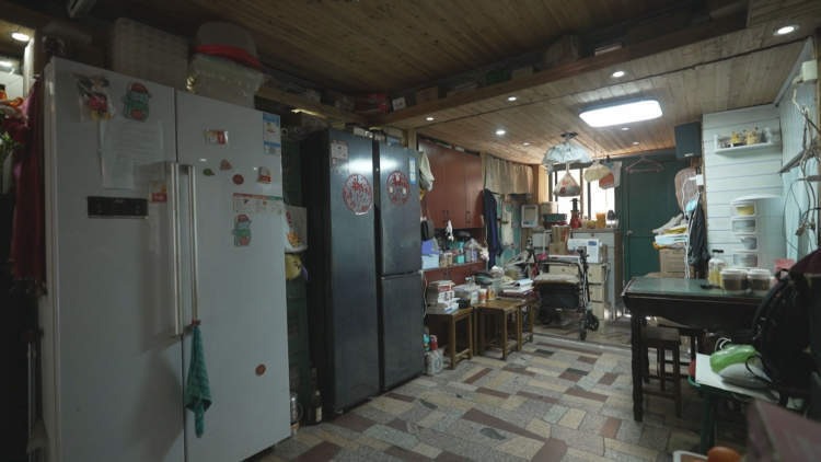 6 thành viên sống chen chúc trong căn nhà 20m²: Muốn leo cầu thang phải cúi người khom lưng, nhìn thôi đã muốn nghẹt thở!- Ảnh 1. 6 thành viên sống chen chúc trong căn nhà 20m²: Muốn leo cầu thang phải cúi người khom lưng, nhìn thôi đã muốn nghẹt thở!- Ảnh 1.