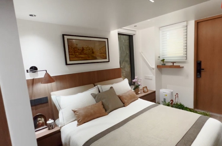 6 thành viên sống chen chúc trong căn nhà 20m²: Muốn leo cầu thang phải cúi người khom lưng, nhìn thôi đã muốn nghẹt thở!- Ảnh 4. 6 thành viên sống chen chúc trong căn nhà 20m²: Muốn leo cầu thang phải cúi người khom lưng, nhìn thôi đã muốn nghẹt thở!- Ảnh 4.