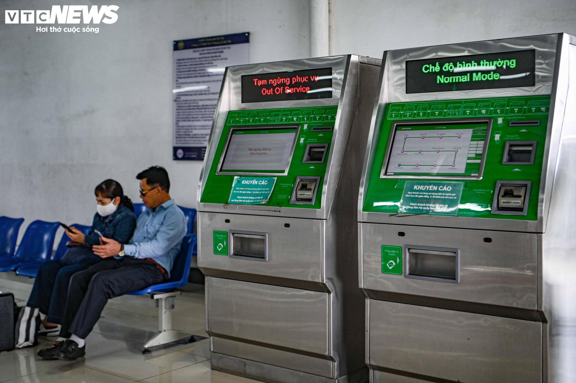 Kính lan can nứt vỡ, mái che thủng mảng lớn ở ga đường sắt Cát Linh - Hà Đông- Ảnh 9. Kính lan can nứt vỡ, mái che thủng mảng lớn ở ga đường sắt Cát Linh - Hà Đông- Ảnh 9.