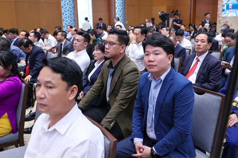 TỔNG THUẬT: Tọa đàm của Thủ tướng Chính phủ với doanh nghiệp về phát triển kinh tế tư nhân- Ảnh 8. TỔNG THUẬT: Tọa đàm của Thủ tướng Chính phủ với doanh nghiệp về phát triển kinh tế tư nhân- Ảnh 8.