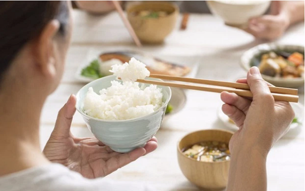 Thói quen đơn giản khi ăn được danh y Hoa Đà coi như bí quyết sống thọ, giúp "bách bệnh tiêu tan"- Ảnh 1. Thói quen đơn giản khi ăn được danh y Hoa Đà coi như bí quyết sống thọ, giúp "bách bệnh tiêu tan"- Ảnh 1.