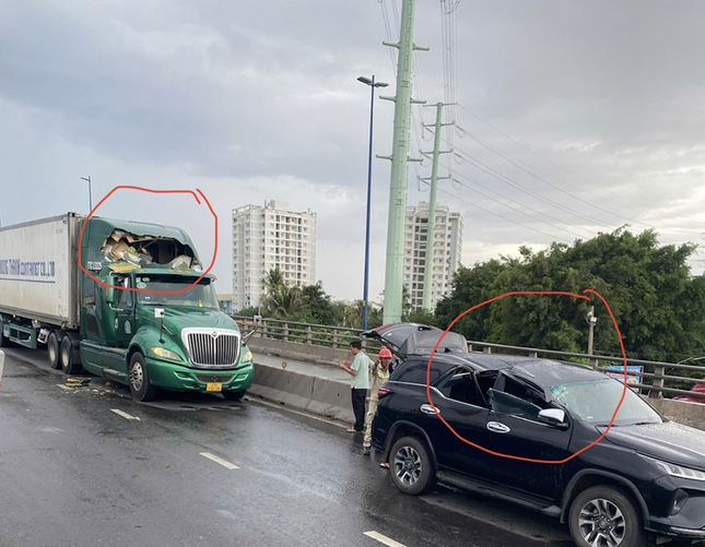 Nguyên nhân cần cẩu công trình ngã đè 2 ô tô ở TPHCM- Ảnh 2. Nguyên nhân cần cẩu công trình ngã đè 2 ô tô ở TPHCM- Ảnh 2.