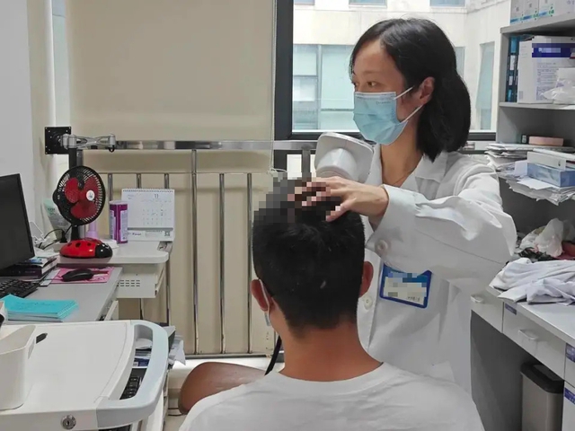 Nam sinh 16 tuổi đã hói nửa đầu vì 1 thói quen khi ngủ người càng trẻ tuổi càng dễ “sa vào bẫy”- Ảnh 1. Nam sinh 16 tuổi đã hói nửa đầu vì 1 thói quen khi ngủ người càng trẻ tuổi càng dễ “sa vào bẫy”- Ảnh 1.
