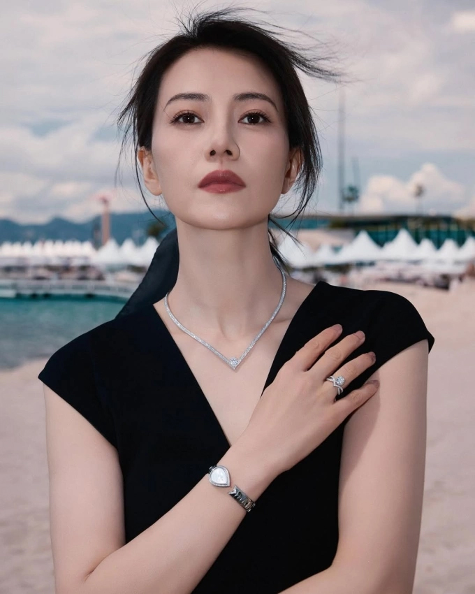 Mỹ nhân Cbiz trẻ mãi không già, U50 da mơn mởn collagen nhờ kết thân 1 loại nước, chống nắng vô cùng kỹ lưỡng đáng học hỏi- Ảnh 4. Mỹ nhân Cbiz trẻ mãi không già, U50 da mơn mởn collagen nhờ kết thân 1 loại nước, chống nắng vô cùng kỹ lưỡng đáng học hỏi- Ảnh 4.