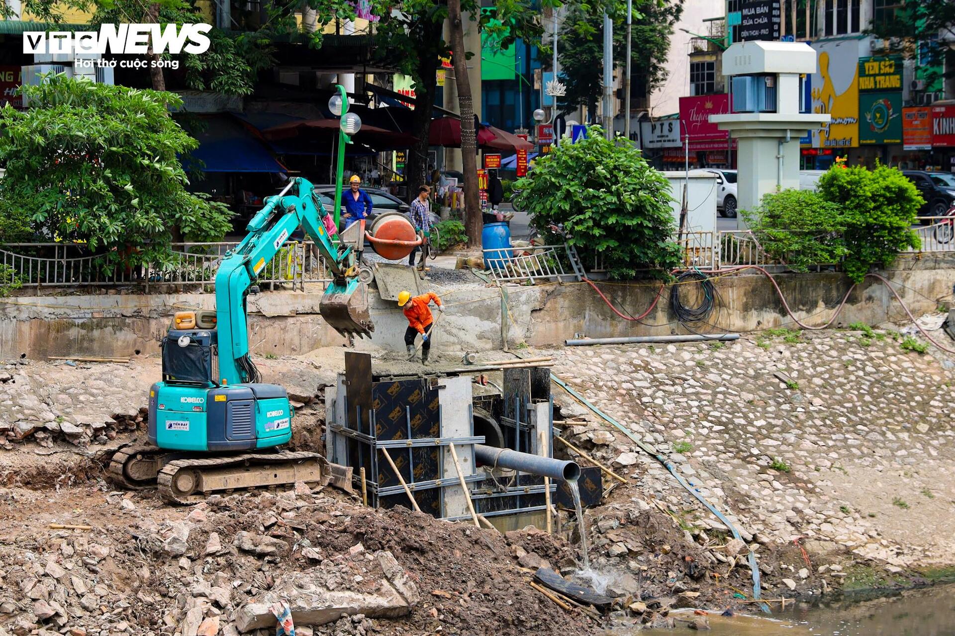 Công trình đập dâng giữ nước đầu tiên trên sông Tô Lịch dần thành hình- Ảnh 10.
