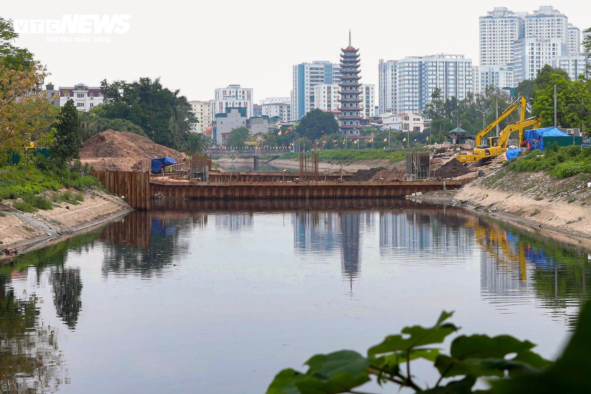 Công trình đập dâng giữ nước đầu tiên trên sông Tô Lịch dần thành hình- Ảnh 8.