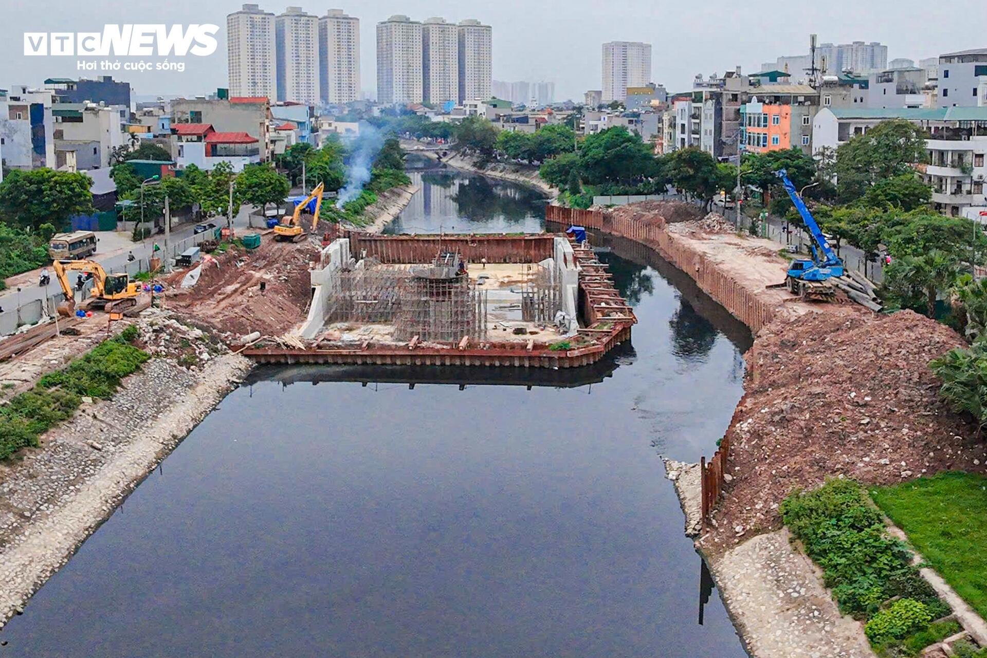 Công trình đập dâng giữ nước đầu tiên trên sông Tô Lịch dần thành hình- Ảnh 2.