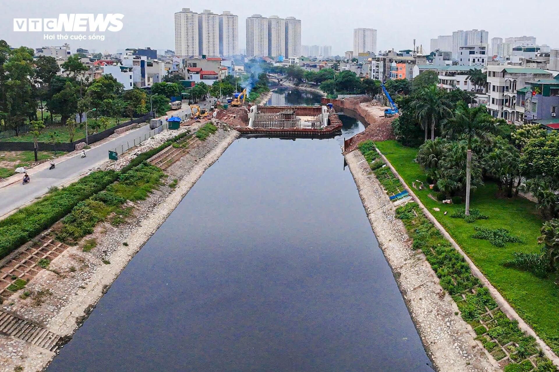 Công trình đập dâng giữ nước đầu tiên trên sông Tô Lịch dần thành hình- Ảnh 1.