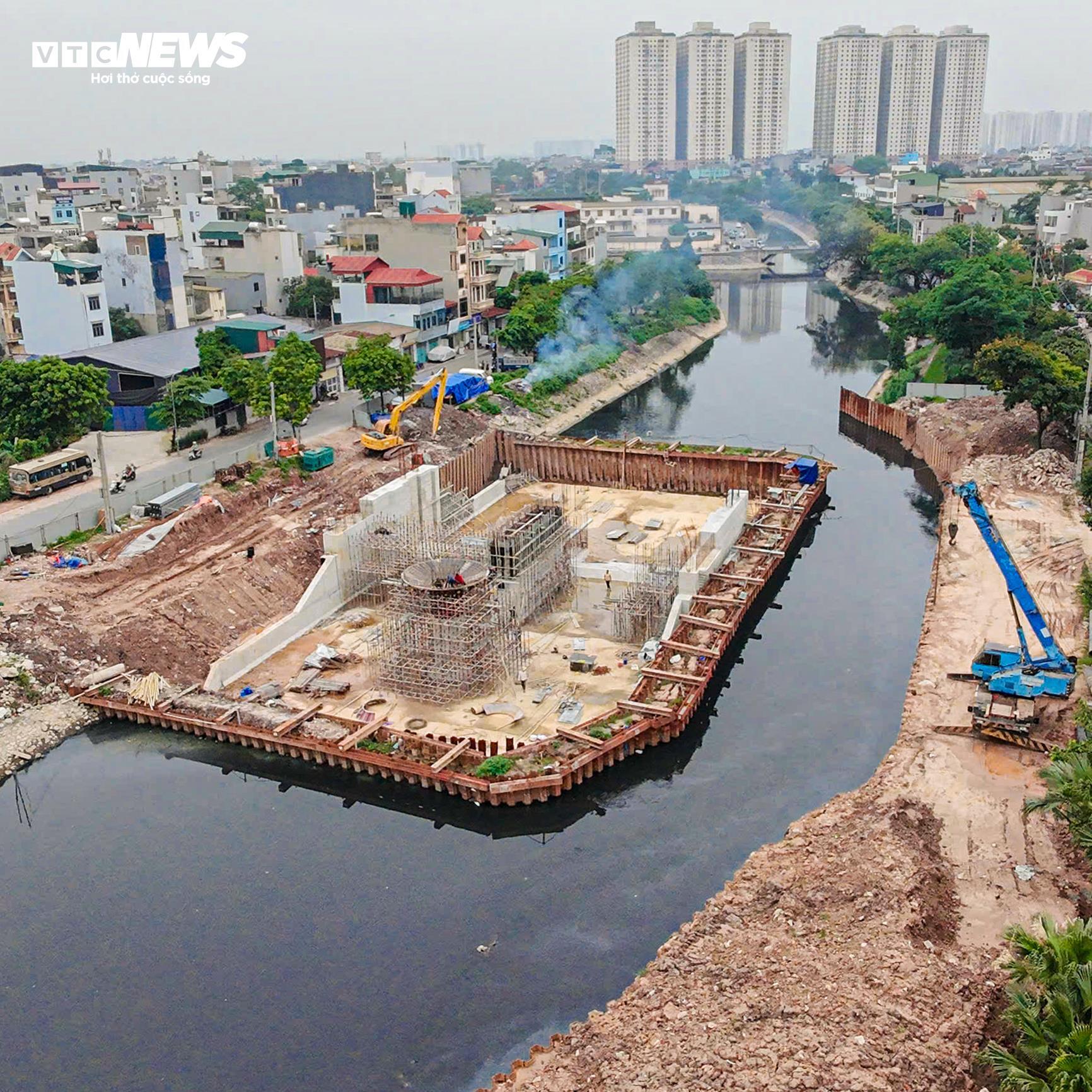 Công trình đập dâng giữ nước đầu tiên trên sông Tô Lịch dần thành hình- Ảnh 3.