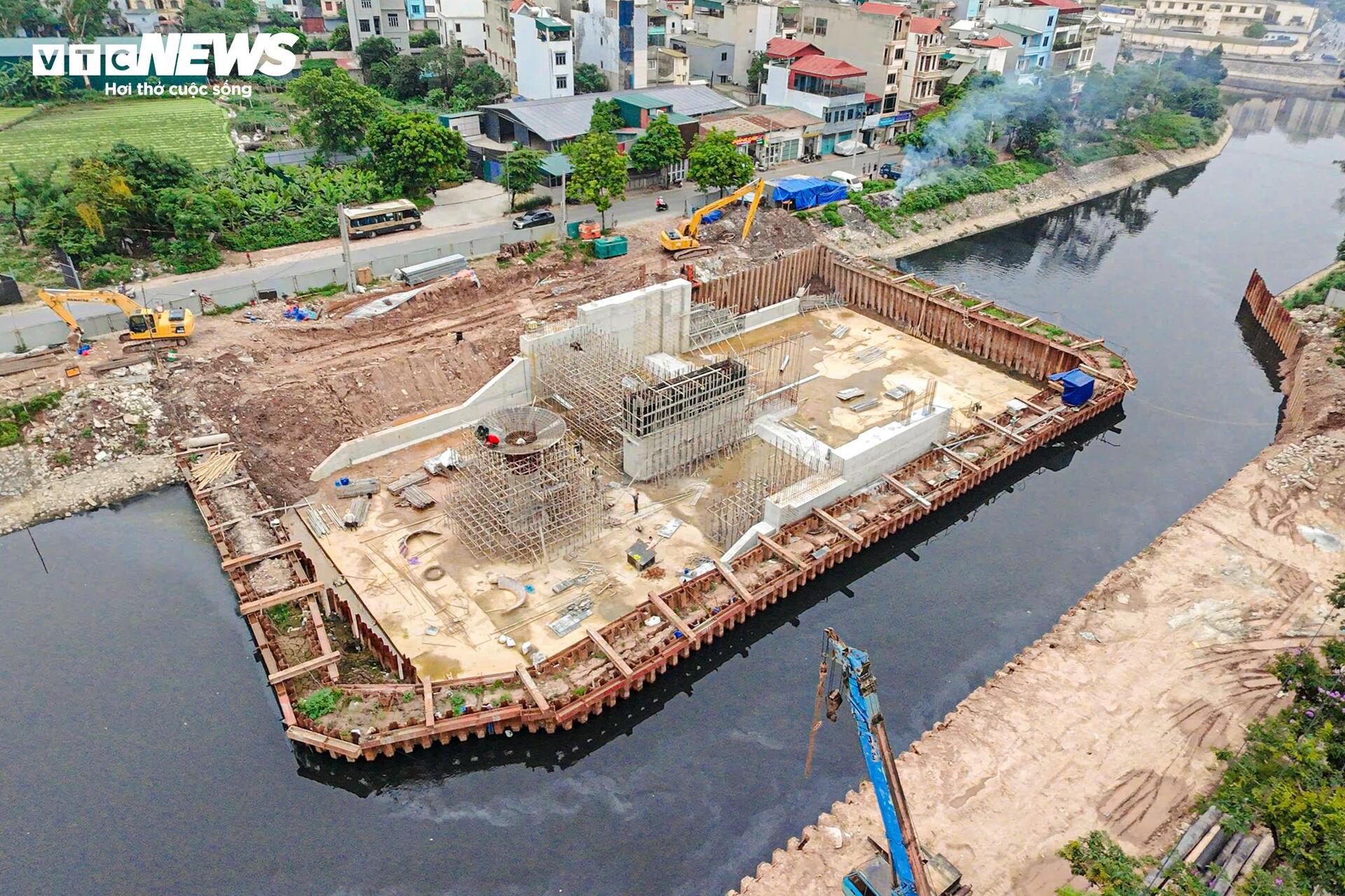 Công trình đập dâng giữ nước đầu tiên trên sông Tô Lịch dần thành hình- Ảnh 4.
