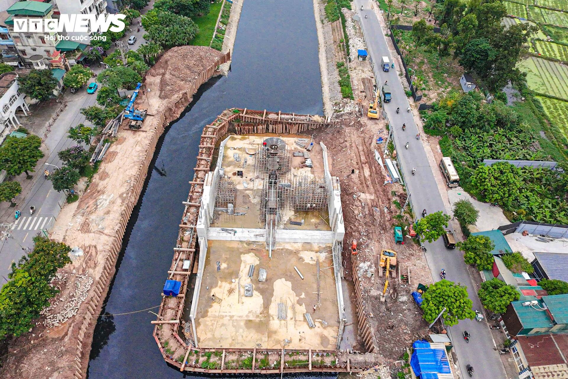 Công trình đập dâng giữ nước đầu tiên trên sông Tô Lịch dần thành hình- Ảnh 7.