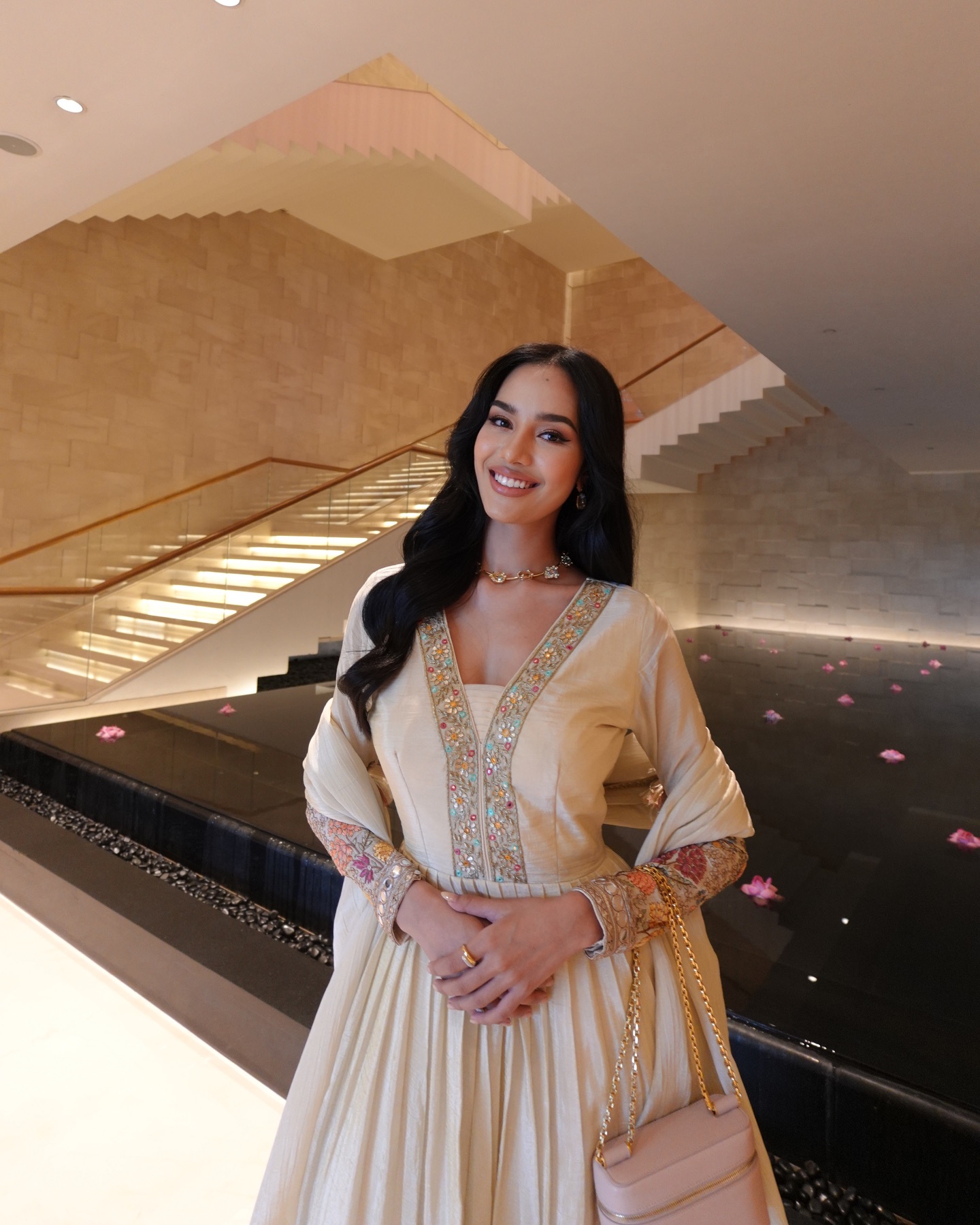 Hoa hậu Thái Lan vừa đăng quang Miss World: Bị Miss Universe tước danh hiệu, "check var" profile lẫn mặt mộc mới sốc- Ảnh 4. Hoa hậu Thái Lan vừa đăng quang Miss World: Bị Miss Universe tước danh hiệu, "check var" profile lẫn mặt mộc mới sốc- Ảnh 4.