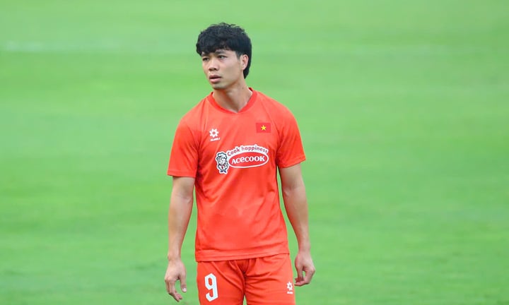 Vừa trở lại tuyển Việt Nam, Công Phượng chấn thương ngay buổi tập đầu tiên- Ảnh 1. Vừa trở lại tuyển Việt Nam, Công Phượng chấn thương ngay buổi tập đầu tiên- Ảnh 1.