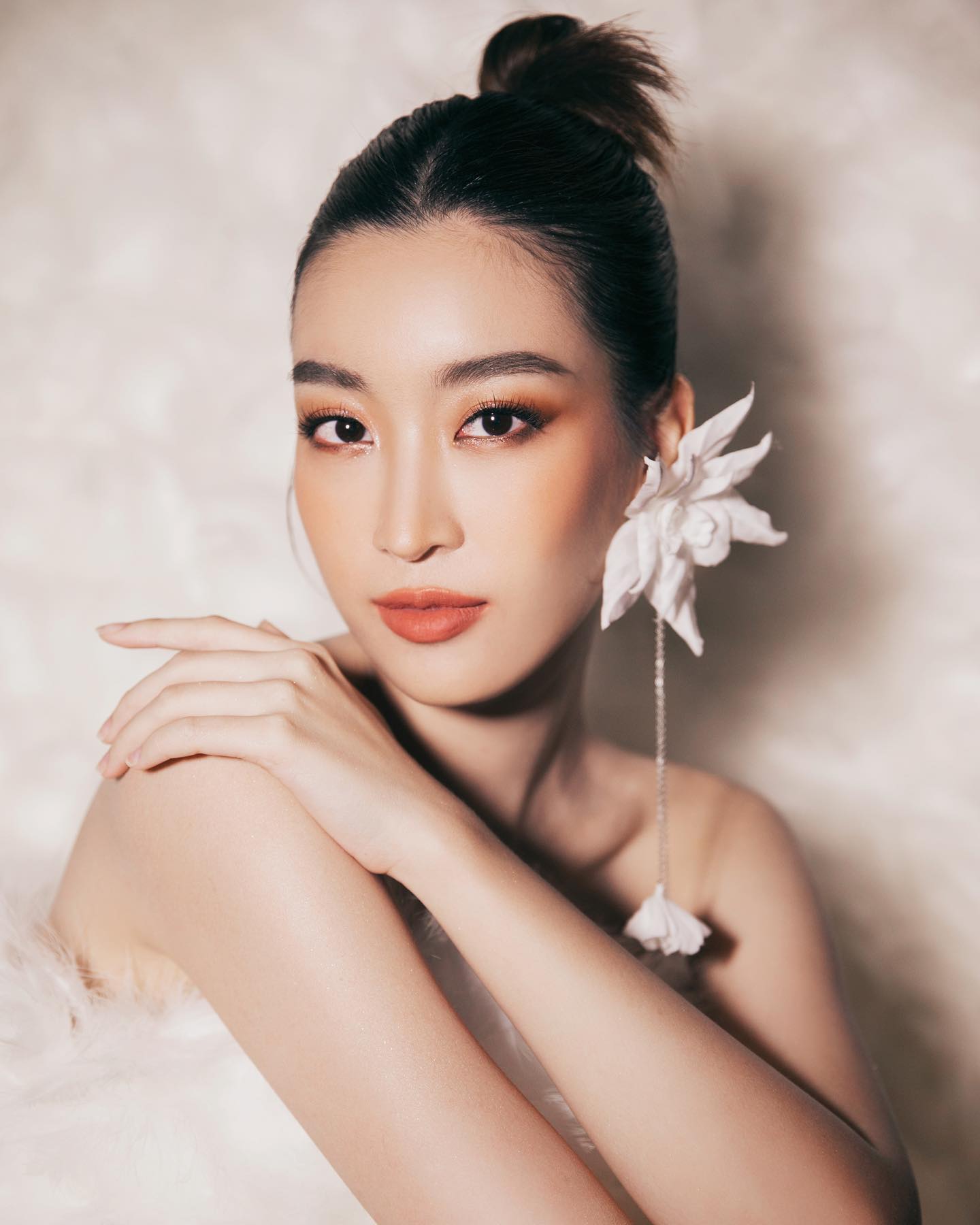 7 “bàn tay ngọc” của showbiz Việt: Số 1 đúng chuẩn tay phu nhân, muốn khổ cũng khó- Ảnh 2. 7 “bàn tay ngọc” của showbiz Việt: Số 1 đúng chuẩn tay phu nhân, muốn khổ cũng khó- Ảnh 2.