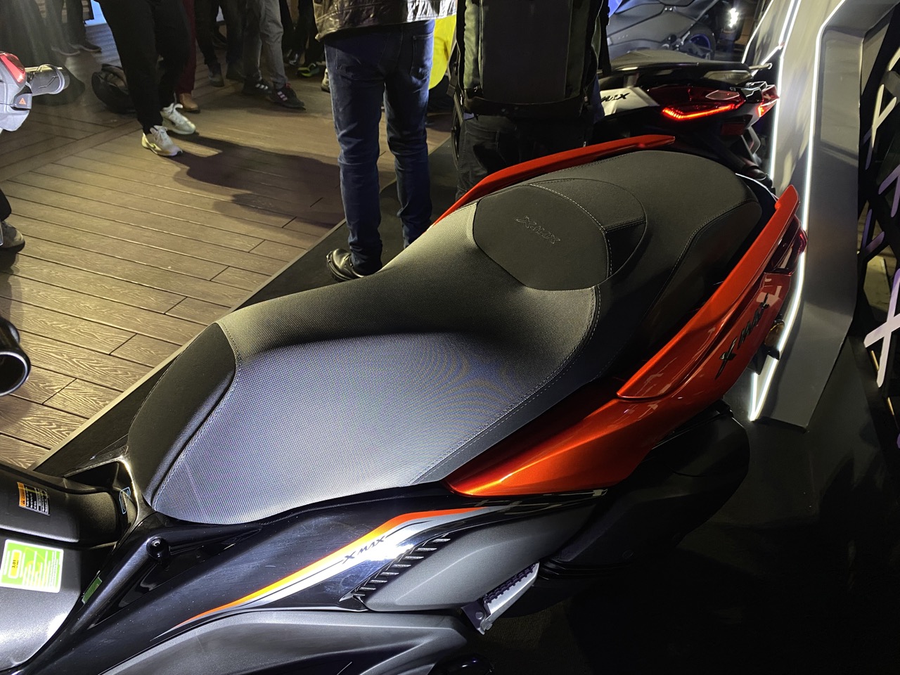 Yamaha XMAX 300 ra mắt Việt Nam: Giá 140 triệu đồng, động cơ 292cc, tiêu thụ 3 lít/100 km, thêm màu mới, có cổng sạc Type C- Ảnh 4. Yamaha XMAX 300 ra mắt Việt Nam: Giá 140 triệu đồng, động cơ 292cc, tiêu thụ 3 lít/100 km, thêm màu mới, có cổng sạc Type C- Ảnh 4.