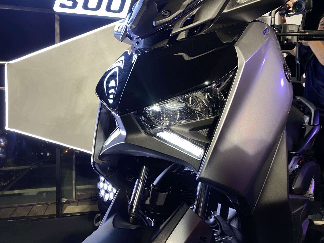 Yamaha XMAX 300 ra mắt Việt Nam: Giá 140 triệu đồng, động cơ 292cc, tiêu thụ 3 lít/100 km, thêm màu mới, có cổng sạc Type C- Ảnh 2. Yamaha XMAX 300 ra mắt Việt Nam: Giá 140 triệu đồng, động cơ 292cc, tiêu thụ 3 lít/100 km, thêm màu mới, có cổng sạc Type C- Ảnh 2.