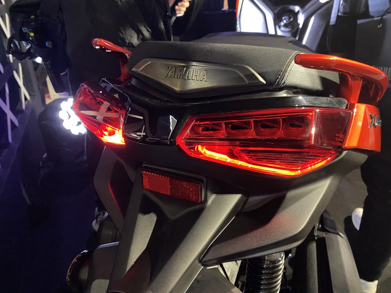 Yamaha XMAX 300 ra mắt Việt Nam: Giá 140 triệu đồng, động cơ 292cc, tiêu thụ 3 lít/100 km, thêm màu mới, có cổng sạc Type C- Ảnh 3. Yamaha XMAX 300 ra mắt Việt Nam: Giá 140 triệu đồng, động cơ 292cc, tiêu thụ 3 lít/100 km, thêm màu mới, có cổng sạc Type C- Ảnh 3.