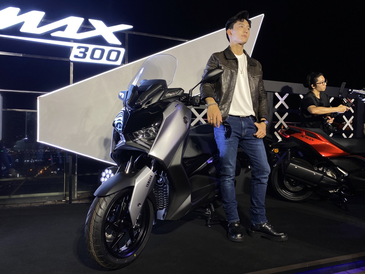 Yamaha XMAX 300 ra mắt Việt Nam: Giá 140 triệu đồng, động cơ 292cc, tiêu thụ 3 lít/100 km, thêm màu mới, có cổng sạc Type C- Ảnh 1. Yamaha XMAX 300 ra mắt Việt Nam: Giá 140 triệu đồng, động cơ 292cc, tiêu thụ 3 lít/100 km, thêm màu mới, có cổng sạc Type C- Ảnh 1.