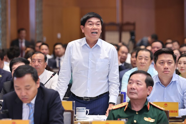 Tỷ phú Trần Đình Long: 'Muốn làm nhanh thì gọi thầu nước ngoài, nhưng muốn bảo vệ ngành đường sắt phải ưu tiên sản xuất trong nước'- Ảnh 1. Tỷ phú Trần Đình Long: 'Muốn làm nhanh thì gọi thầu nước ngoài, nhưng muốn bảo vệ ngành đường sắt phải ưu tiên sản xuất trong nước'- Ảnh 1.